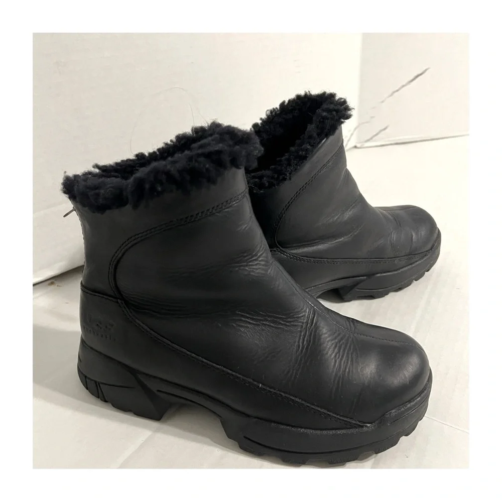 UGG Leather Sierra Sherpa Lined Combat Ankle Boots Size 7 Black Sheepskin Lining
